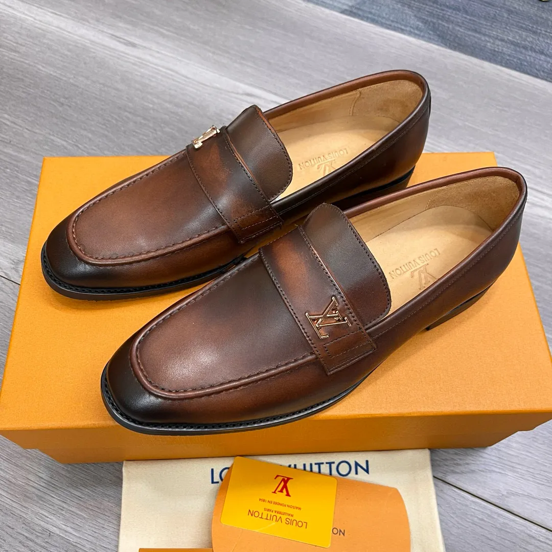 Factory price: 520💰-(LV) men’s formal leather shoes! Genuine molded horsebit, a classic must-have for your shoe cabinet! The feet are particularly delicate! This Gucci original version is a set last, and we are consistent with the counter! Therefore, it is more comfortable in terms of last shape and comfort! Take it to the counter and compare at will! Good shoes are more than just what they make! But grasp the essence from the inside out! Material: Imported first-layer cowhide! Genuine leather outsole imported from Italy, size: 39-44 (38/45 customized, non-refundable)